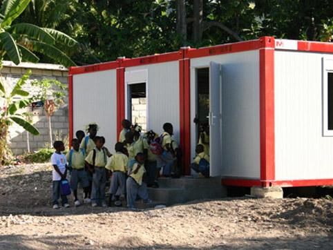 Šola na Haitiju, postavljena iz kontejnerjev